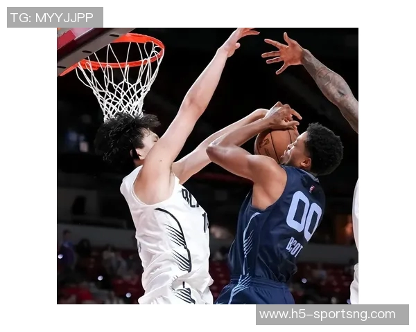 杨瀚森主动与阿夫迪亚交流翻译助力两人友好碰拳互动